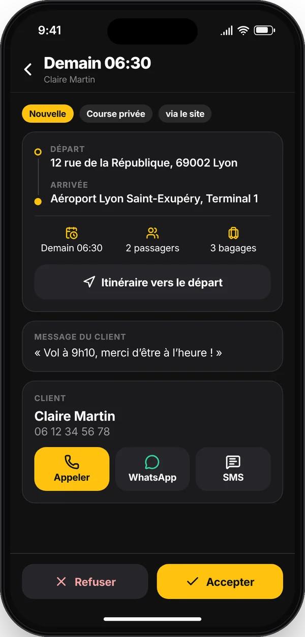 Application TaxiVitrine Pro sur iPhone — Détail d’une course : Trajet, passagers, bagages, message du client et contact en un tap : appel, WhatsApp ou SMS pré-rempli.